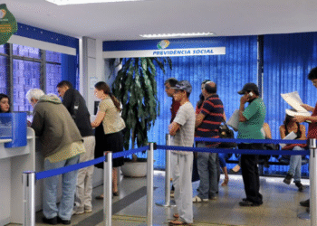 Pessoas em fila de atendimento no INSS