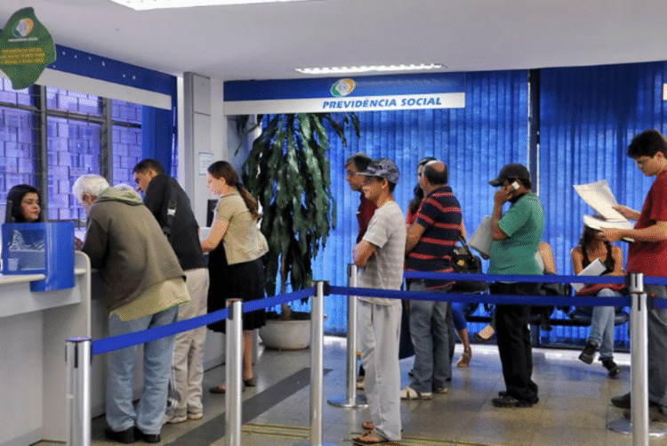 Pessoas em fila de atendimento no INSS