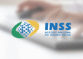 Logo do INSS com fundo desfocado