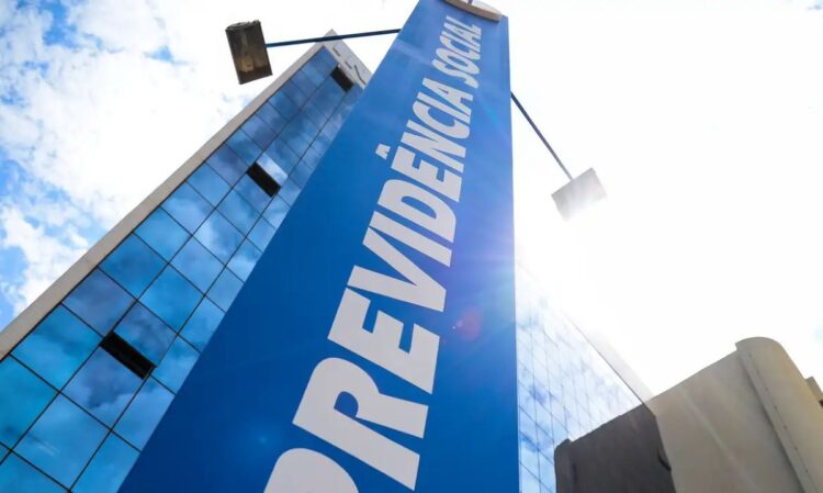 Fachada da Previdência Social com destaque para letreiro azul, representando o INSS sob investigação