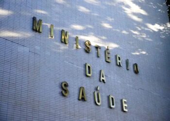 Ministério da Saúde em fachada de prédio com nome em letras douradas