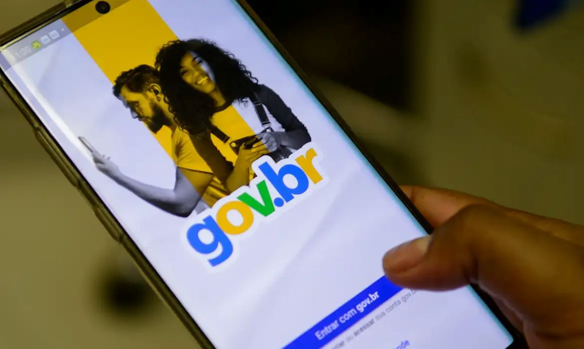 Pessoa acessando o aplicativo gov.br no celular para obter serviços digitais do governo.