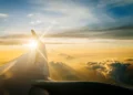 Vista aérea de uma asa de avião ao pôr do sol, com céu dourado e nuvens iluminadas, representando a acessibilidade das passagens aéreas de R$ 200