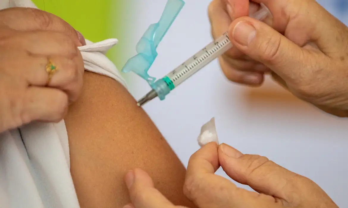 Profissional de saúde aplicando uma vacina no braço de uma criança, representando a imunização obrigatória para beneficiários do Bolsa Família.