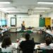 Professora em sala de aula com alunos do ensino fundamental.