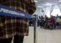 Pessoas aguardando atendimento em agência do INSS