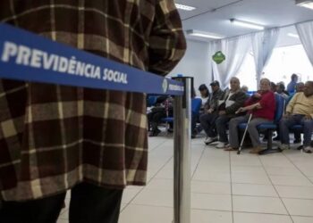 Pessoas aguardando atendimento em agência do INSS