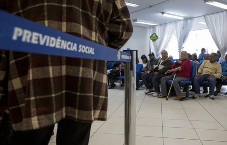 Pessoas aguardando atendimento em agência do INSS