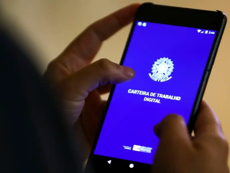Pessoa usando o celular para acessar a Carteira de Trabalho Digital, plataforma para migração de contratos de empréstimos consignados, CLT.