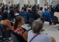Pessoas sentadas em cadeiras em uma sala de espera do INSS, simbolizando a grande procura pelas 4.500 vagas oferecidas no mutirão de outubro de 2025.