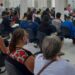 Pessoas sentadas em cadeiras em uma sala de espera do INSS, simbolizando a grande procura pelas 4.500 vagas oferecidas no mutirão de outubro de 2025.