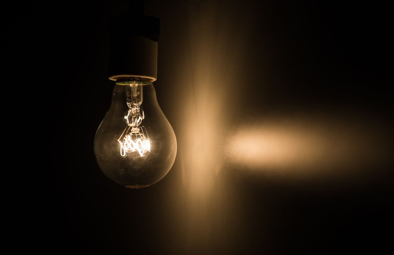 Lâmpada acesa simbolizando o programa Luz do Povo, que leva energia gratuita a famílias de baixa renda.