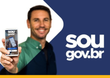 Homem sorrindo enquanto segura um celular mostrando a tela do app SouGov.br.