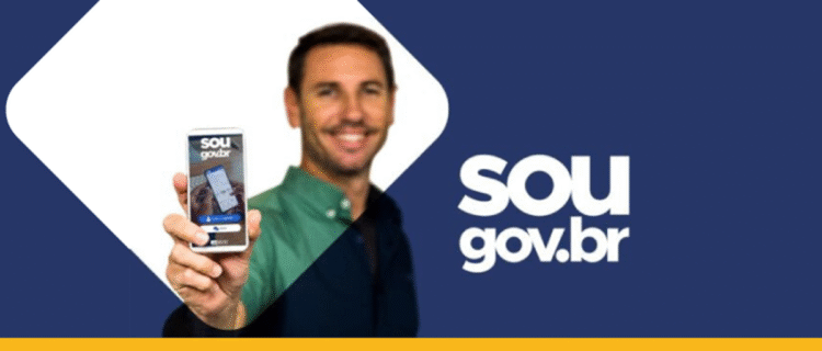 Homem sorrindo enquanto segura um celular mostrando a tela do app SouGov.br.