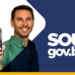 Homem sorrindo enquanto segura um celular mostrando a tela do app SouGov.br.