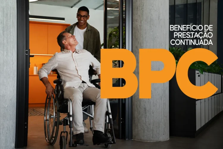 Homem em cadeira de rodas, sorrindo e recebendo ajuda para entrar em um ambiente, destacando o BPC (Benefício de Prestação Continuada) para pessoas com deficiência.