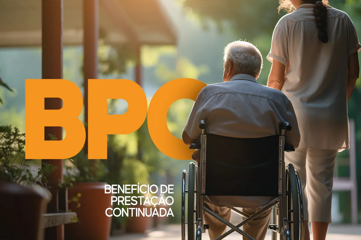 Idoso em cadeira de rodas, auxiliado por uma cuidadora, representando um dos grupos com direito ao BPC/LOAS: pessoas com deficiência ou idosos de baixa renda conforme as regras de 2025.