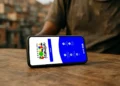 Aplicativo Bolsa Família em um smartphone, com a tela mostrando o logo do programa e opções de acesso.