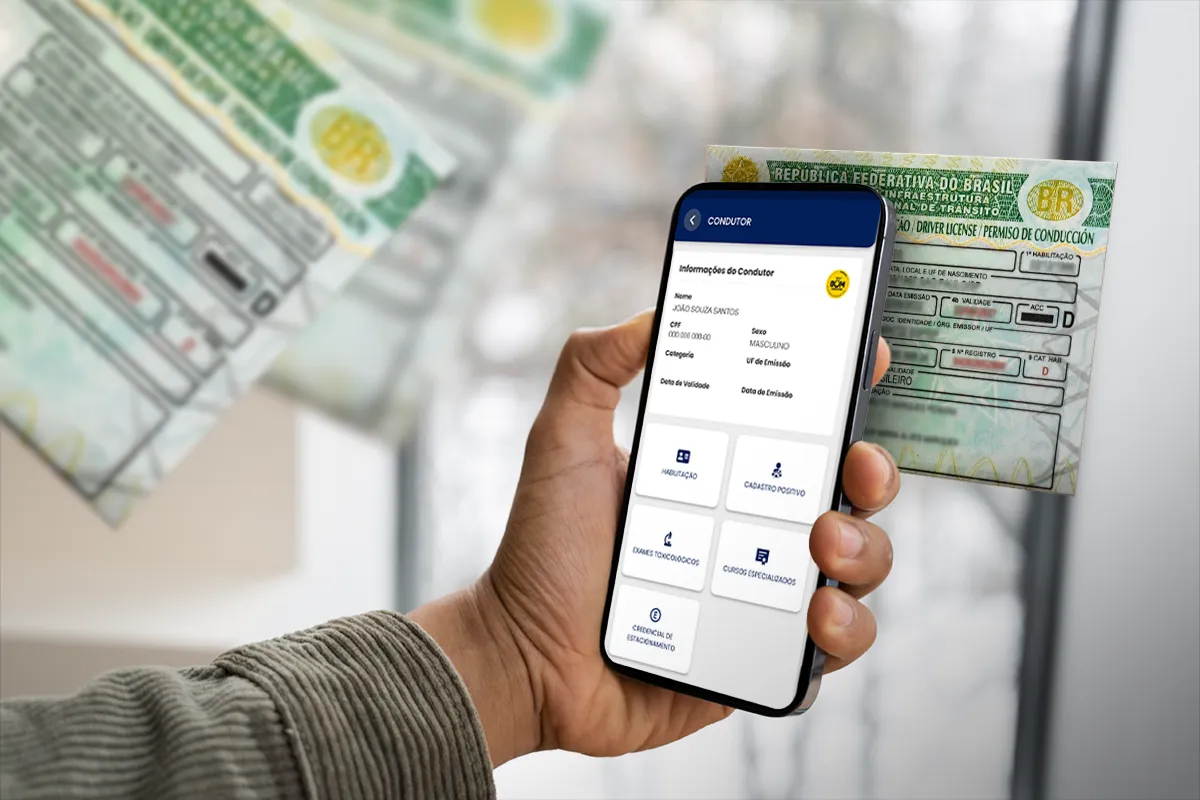 Mão segura um celular exibindo a Carteira Digital de Trânsito (CDT), simbolizando a modernização e a praticidade da CNH para o condutor brasileiro.