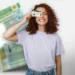 Mulher sorridente segura a CNH (Carteira Nacional de Habilitação) para simbolizar o acesso mais fácil e barato ao documento com as novas propostas.