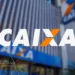 Fachada da Caixa Econômica Federal com novo logotipo em destaque.
