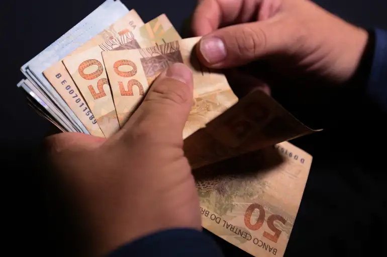 Imagem de uma pessoa mexendo com dinheiro