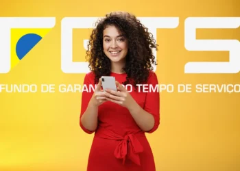 Mulher sorridente com celular em fundo amarelo, com a logo e texto FGTS em destaque. Imagem representa a consulta e agendamento do Saque-Aniversário FGTS 2025 com as novas datas confirmadas.