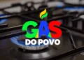 Logotipo do programa "Gás do Povo" sobre um fogão com a chama acesa, ilustrando a notícia sobre o preço do botijão de gás de 13kg e os subsídios oferecidos para o consumidor.