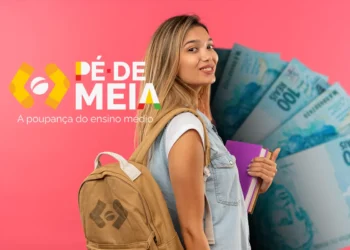 Jovem estudante sorridente com mochila e livros, com o logo do programa Pé-de-Meia e notas de dinheiro ao fundo.
