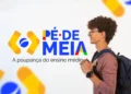 Estudante com mochila ao lado do logotipo do programa Pé-de-Meia, iniciativa do MEC voltada ao ensino médio.