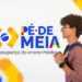 Estudante com mochila ao lado do logotipo do programa Pé-de-Meia, iniciativa do MEC voltada ao ensino médio.