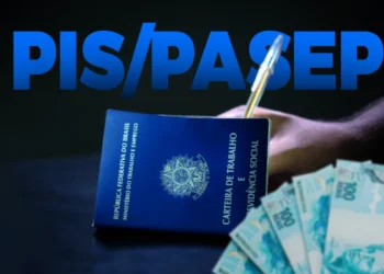 Carteira de Trabalho e Previdência Social com notas de cem reais, simbolizando o pagamento do PIS/Pasep.