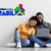 Casal sentado no chão sorrindo enquanto usa um notebook, ao lado do logotipo do programa Reforma Casa Brasil.