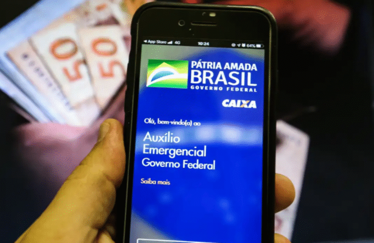 Aplicativo da Caixa mostra tela do Auxílio Emergencial no celular.