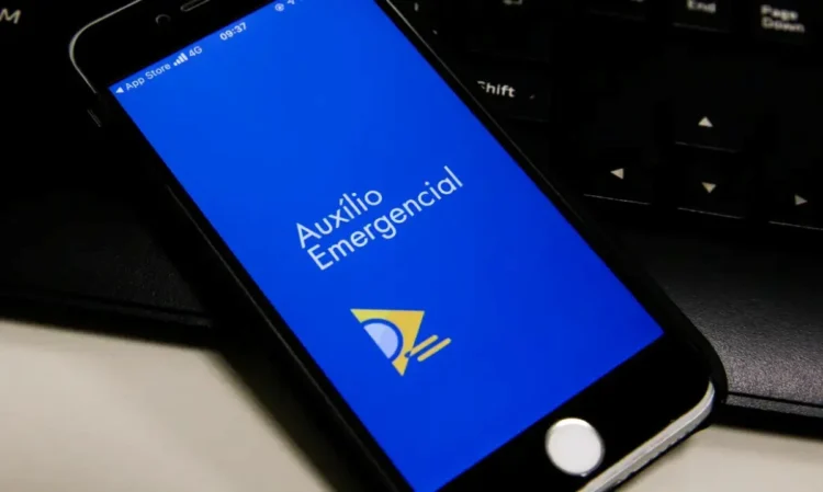 Imagem do aplicativo de Auxílio Emergencial do MDS em um celular, simbolizando a operação de notificação para devolução de valores.