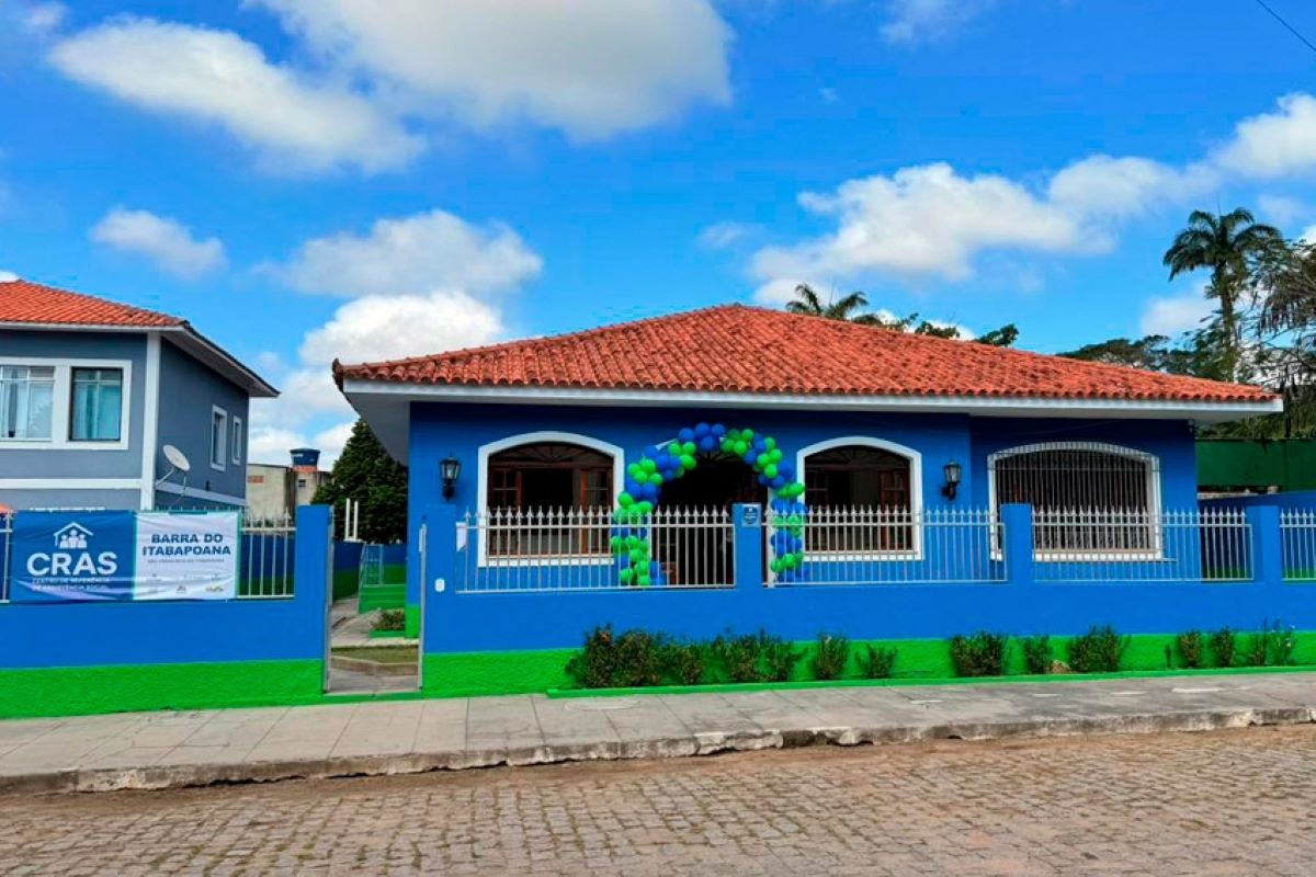 Fachada azul e verde do Centro de Referência de Assistência Social (CRAS) em Barra do Itabapoana, com arco de balões. A unidade é um dos canais oficiais para informações e atualização do CadÚnico.