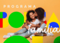 Mãe abraçando e beijando filha, representando o Programa Bolsa Família.