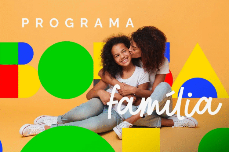 Mãe abraçando e beijando filha, representando o Programa Bolsa Família.