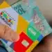 Fila do Bolsa Família supera 750 mil; veja o que está acontecendo 11 Cartão do Programa Bolsa Família com cédula de 100 reais sendo segurados por uma mão.