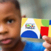 Bolsa Família de outubro: saiba como receber R$ 708, R$ 908 ou R$ 1.108 11 Criança segura o cartão do Programa Bolsa Família.