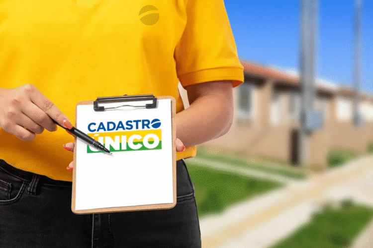 Funcionária do CRAS segurando prancheta com o logo do Cadastro Único.