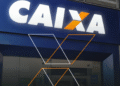 Fachada de uma agência da Caixa Econômica Federal.