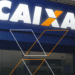 Fachada de uma agência da Caixa Econômica Federal.