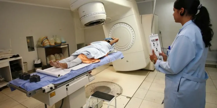 Máquina de Radioterapia em Tratamento Oncológico