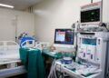 Sala de cirurgia robótica de próstata no SUS, demonstrando tecnologia avançada para tratamento de câncer