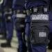 Agentes da Guarda Municipal em formação com o equipamento e farda em destaque