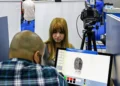 Mulher sendo fotografada para a identidade durante mutirão do Detran no Rio de Janeiro.