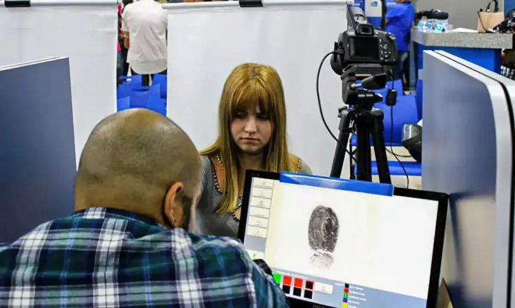 Mulher sendo fotografada para a identidade durante mutirão do Detran no Rio de Janeiro.