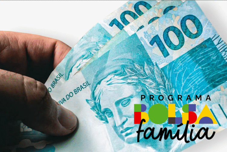 Dinheiro em notas de cem reais na mão com logo do Programa Bolsa Família.