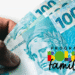Dinheiro em notas de cem reais na mão com logo do Programa Bolsa Família.